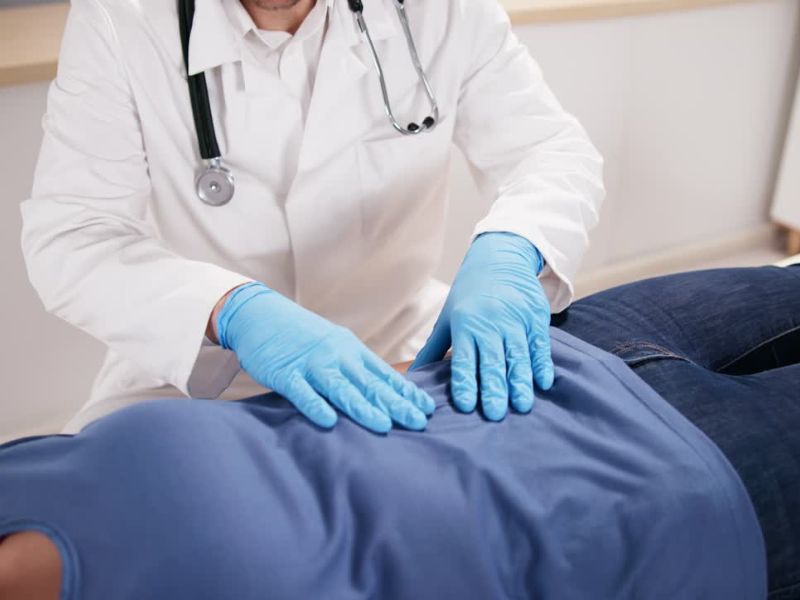 Čovek na pregledu kod gastroenterologa