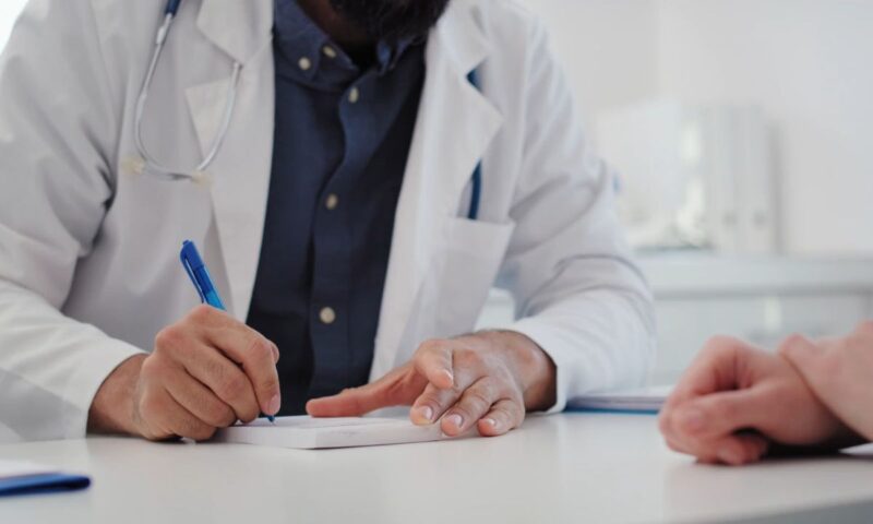 lekar prepisuje recept pacijentu