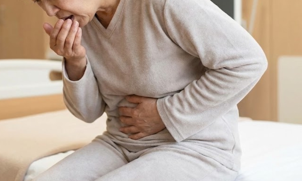 Simptomi upale slepog creva uključuju bol u donjem desnom delu stomaka, mučninu, povraćanje i povišenu temperaturu