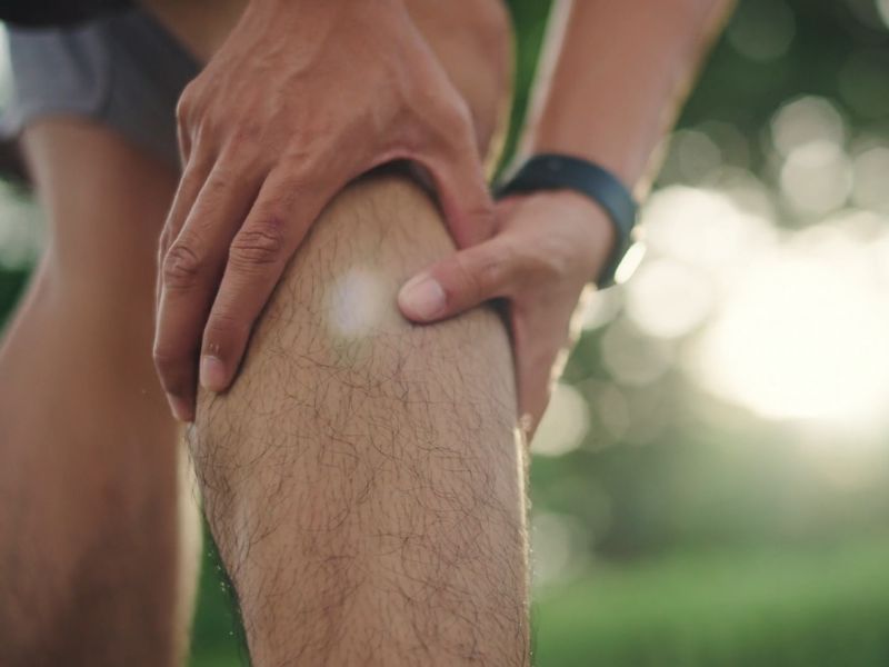 muška osoba se drži za list