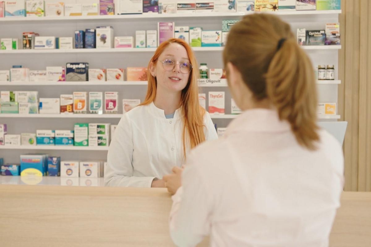 devojka priča sa farmaceutkinjom u apoteci